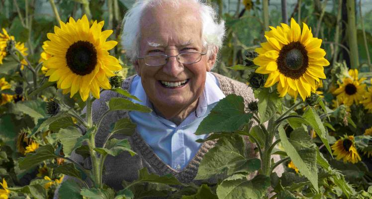 Peter Seabrook: Gardening writer and broadcaster dies aged 86
